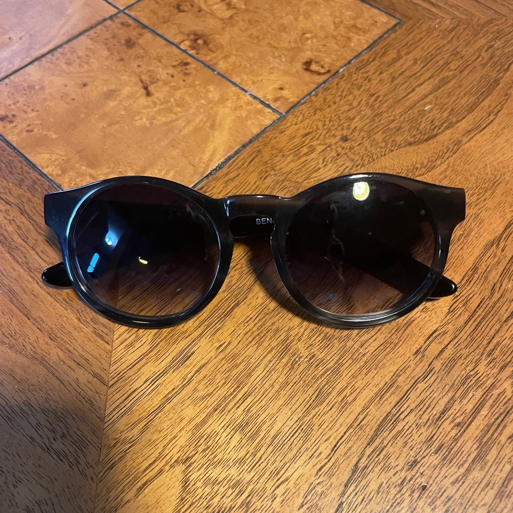 AQS Black Round Sunglasses